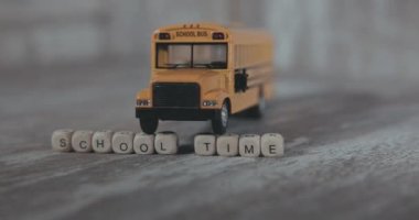 Üzerinde yazı olan Sarı Okul Otobüsü, Minyatür