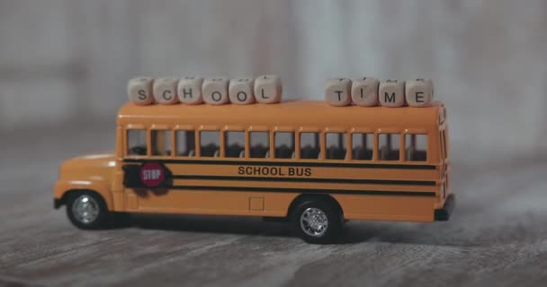 碑文学校の時間と黄色のスクールバス ミニチュア — ストック動画