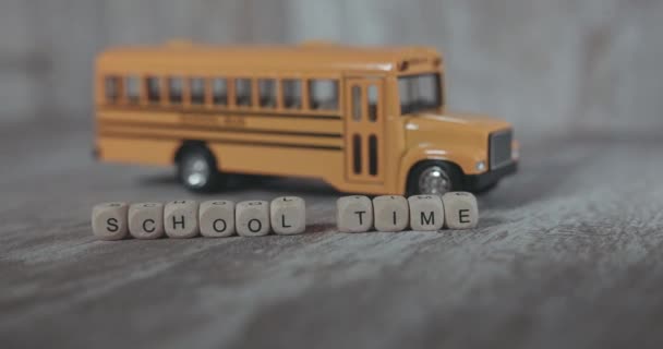 Κίτρινο Σχολικό Λεωφορείο Την Ώρα Της Σχολής Επιγραφής Μινιατούρα — Αρχείο Βίντεο