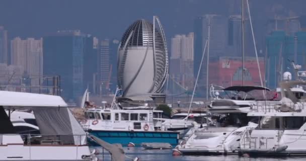 香港中环港湾的大型白色游艇 — 图库视频影像