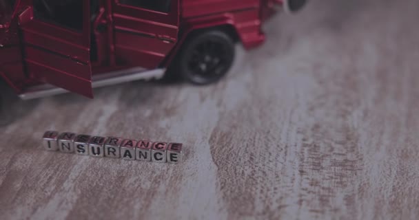 Inskriptionen Försäkring Kuber Nära Den Röda Bilen Miniatyr — Stockvideo
