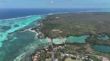 Mauritius kıyısındaki turkuaz gölleri, hava manzaralı.