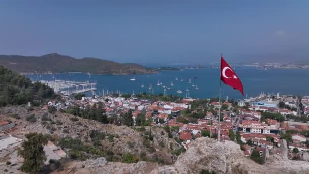 丘の上にトルコの大きな旗とフェティエのパノラマ 空中ビュー — ストック動画