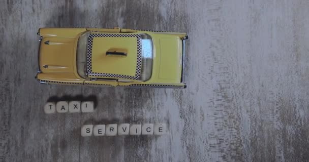 Надпись Сервис Миниатюра Желтого Автомобиля — стоковое видео