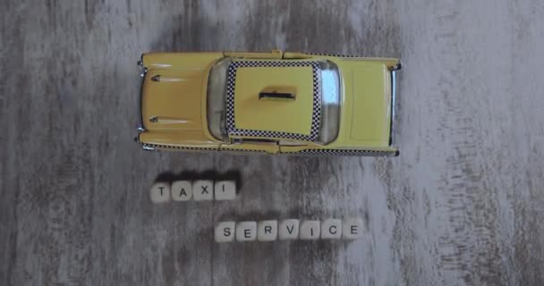 Napis Taxi Service Żółty Samochód Miniaturowy — Wideo stockowe