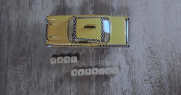 Servicio Taxi Inscripción Miniatura Coche Amarillo — Vídeo de stock