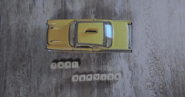 Napis Taxi Service Żółty Samochód Miniaturowy — Wideo stockowe