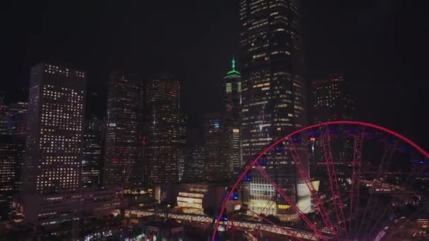 Ferris Wiel Het Centrum Van Kleurrijk Hong Kong Nachts Luchtfoto — Stockvideo