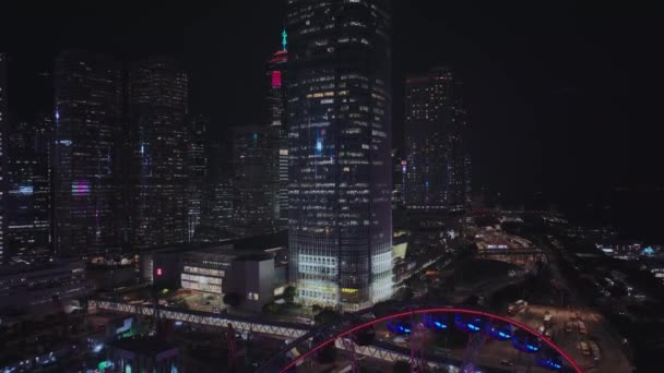 Колесо Обозрения Центре Красочного Гонконга Ночью Вид Воздуха — стоковое видео