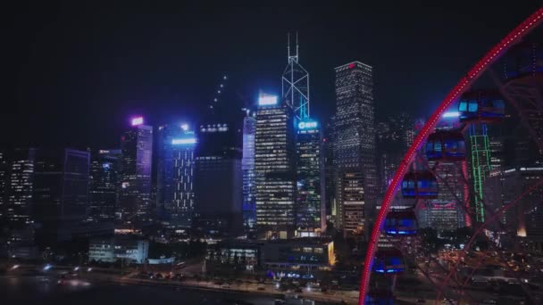 Ferris Wiel Het Centrum Van Kleurrijk Hong Kong Nachts Luchtfoto — Stockvideo