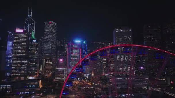 Τροχός Ferris Στο Κέντρο Του Πολύχρωμο Χονγκ Κονγκ Νύχτα Αεροφωτογραφία — Αρχείο Βίντεο