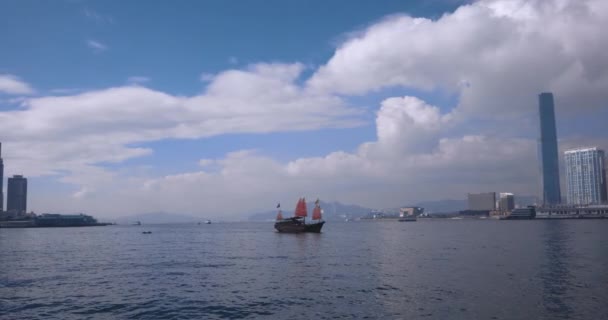 Das Symbol Hongkongs Ist Ein Boot Mit Roten Segeln Panorama — Stockvideo
