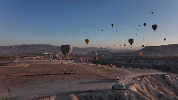 Morgonballong Avgång Från Hill Kappadokien Flygfoto — Stockvideo
