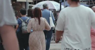 Hong Kong 'da yaya geçidinde insanlar var.
