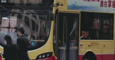 Hong Kong 'da yaya geçidinde insanlar var.