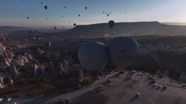 Morgonballong Avgång Från Hill Kappadokien Flygfoto — Stockvideo