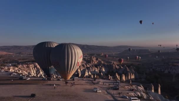 早晨气球从卡帕多西亚的山上起飞 空中风景 — 图库视频影像