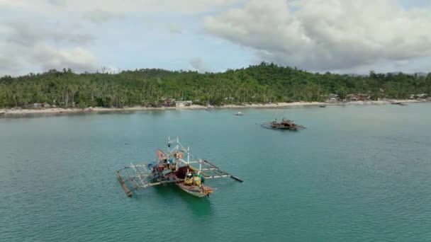 パラワン島沿岸のフィリピン人漁師の伝統的なボート 空中ビュー — ストック動画