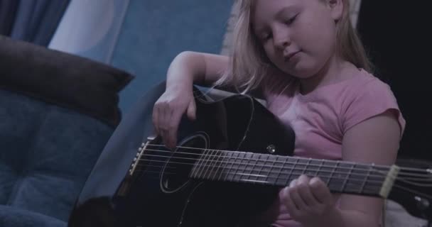 Gadis Remaja Terang Belajar Untuk Memainkan Gitar Hitam — Stok Video
