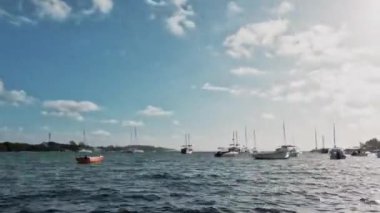 Mauritius 'ta Tekneler ve Bulutlarla Okyanus manzarasının Zaman Çizelgesi