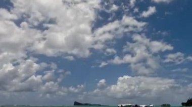 Mauritius 'ta Tekneler ve Bulutlarla Okyanus manzarasının Zaman Çizelgesi