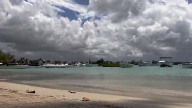 Mauritius 'ta Tekneler ve Bulutlarla Okyanus manzarasının Zaman Çizelgesi