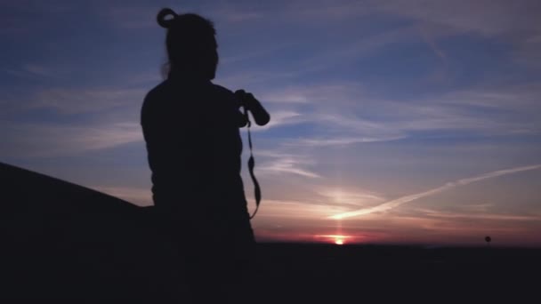 Fille Coucher Soleil Regarde Travers Des Jumelles Près Route — Video