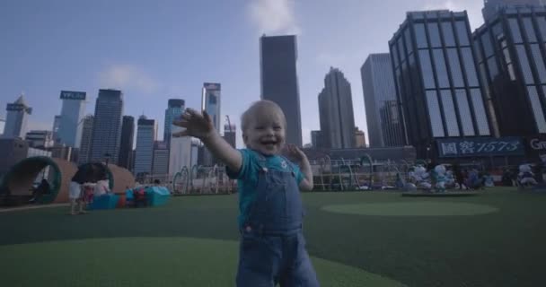 香港の中央公園遊び場で遊ぶ子供たち — ストック動画