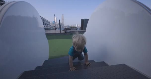 Dziecko Bawi Się Placu Zabaw Central Parku Hong Kongu — Wideo stockowe