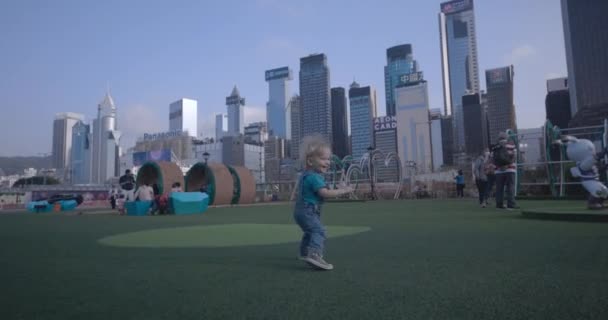 Dziecko Bawi Się Placu Zabaw Central Parku Hong Kongu — Wideo stockowe