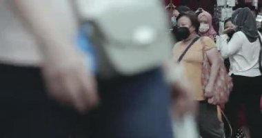 Hong Kong sokaklarında pazarları olan insanlar her gün yaşıyor.