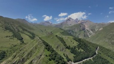 Gürcistan Dağları Arasındaki Gergeti Trinity Kilisesi, Havadan Bakış