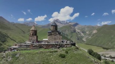 Gürcistan Dağları Arasındaki Gergeti Trinity Kilisesi, Havadan Bakış