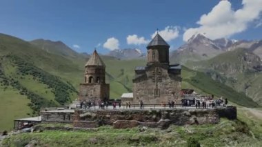 Gürcistan Dağları Arasındaki Gergeti Trinity Kilisesi, Havadan Bakış