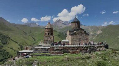 Gürcistan Dağları Arasındaki Gergeti Trinity Kilisesi, Havadan Bakış