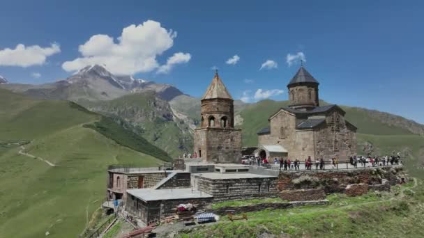 Gürcistan Dağları Arasındaki Gergeti Trinity Kilisesi Havadan Bakış — Stok video