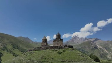 Gürcistan Dağları Arasındaki Gergeti Trinity Kilisesi, Havadan Bakış