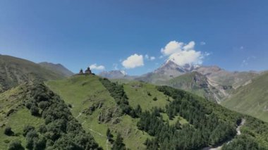 Gürcistan Dağları Arasındaki Gergeti Trinity Kilisesi, Havadan Bakış