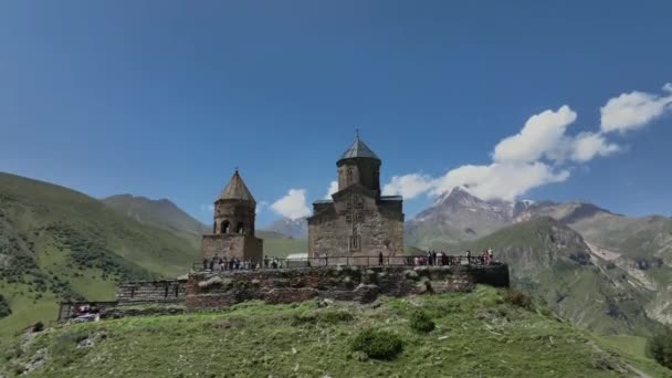 Biserica Gergeti Trinity Printre Munții Georgiei Vedere Aeriană — Videoclip de stoc