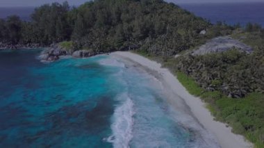 Seyşeller 'in Cennet Sahili' nde Kayalar ve Dalgalar