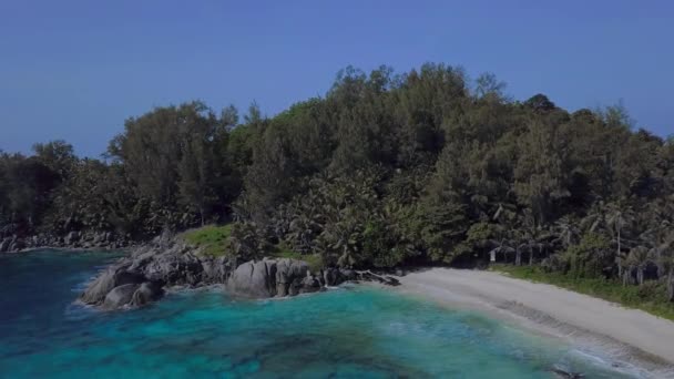 セイシェルのパラダイスビーチの岩や波 空中写真 — ストック動画