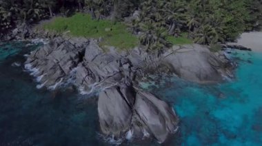 Seyşeller 'in Cennet Sahili' nde Kayalar ve Dalgalar