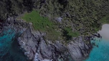 Seyşeller 'in Cennet Sahili' nde Kayalar ve Dalgalar