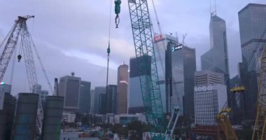 Hong Kong 'un merkezinde inşaat vinçleri ve makineleri var.