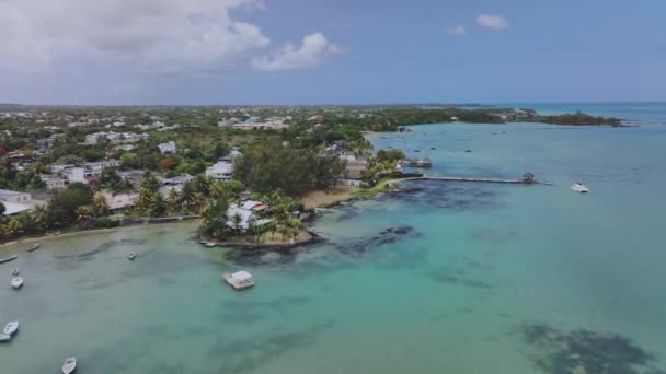 Πολυτελές Ξενοδοχείο Προβλήτα Στην Ακτή Του Τυρκουάζ Ωκεανού Αεροφωτογραφία — Αρχείο Βίντεο