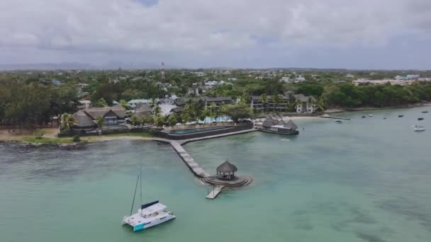 Luxe Hotel Met Pier Aan Kust Van Turquoise Oceaan Uitzicht — Stockvideo