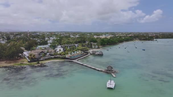 Luxury Hotel Pier Shore Turquoise Ocean Aerial View — стокове відео