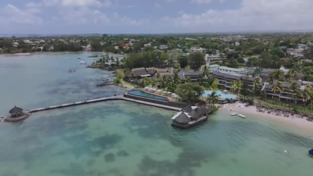 Luxury Hotel Pier Shore Turquoise Ocean Aerial View — стокове відео
