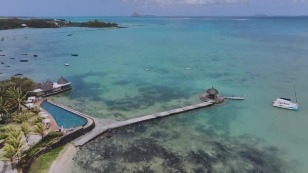 Luxushotel Mit Pier Ufer Des Türkisfarbenen Ozeans Luftaufnahme — Stockvideo