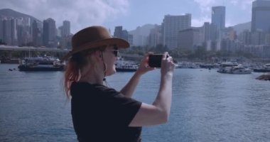 Şapkalı Kız, Hong Kong 'da bir panorama üzerine video bağlantısı kuruyor.